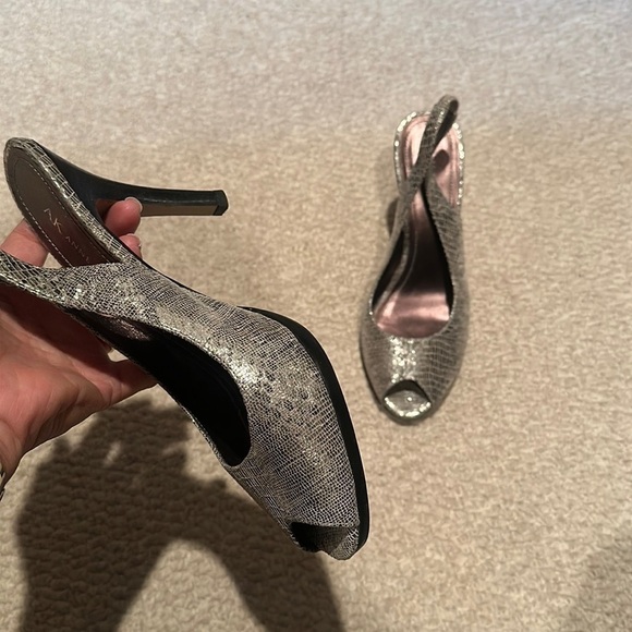 Anne Klein Leather Peep Toe Sling Back Heels 8 Silver - Picture 2 of 7